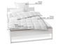 Une couette blanche en duvet et plumes sur un lit avec un drap housse en coton blanc.