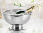Un seau à champagne avec une bouteille de champagne et de la glace.