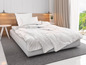 Couette et oreillers blancs sur un lit dans une chambre à coucher moderne.