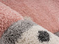 Tapis en peluche rose, gris et blanc à pois.