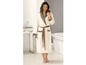 Une femme porte une robe de chambre blanche avec une bordure marron.