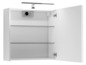 Armoire de salle de bain blanche avec miroir, éclairage et trois étagères en verre.