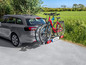 Deux vélos sur une voiture avec un porte-vélos de la marque 'CROW PLUS'.