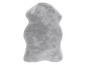 Un tapis gris moelleux en forme de peau de mouton.
