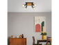 Un luminaire de plafond en bois avec quatre ampoules dans un intérieur moderne.