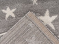 Un tapis gris avec des étoiles blanches