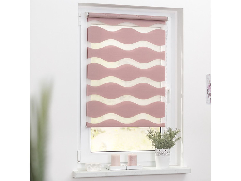 Un store enrouleur à vagues rose dans un intérieur moderne.