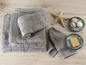 Pile de serviettes, serviettes et une étoile de mer.