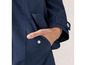 Une veste bleue avec une poche et un bouton.