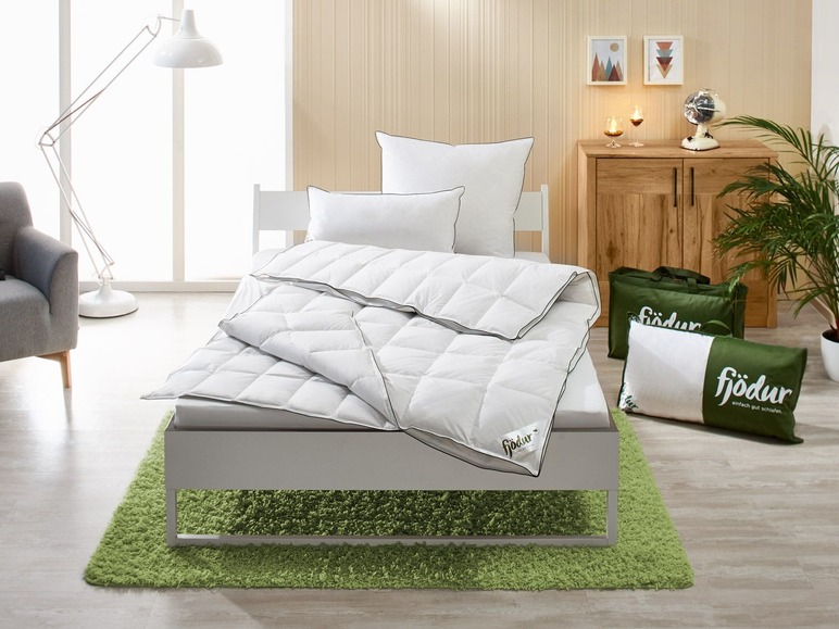 Une couette et un oreiller blancs Fjodor sur un lit.