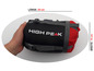Un sac de couchage noir avec une sangle grise et rouge, plié et fixé avec une boucle, de la marque High Peak