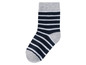 Une chaussette gris avec des rayures blanches et bleues.