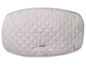 Un protège-chaise gris clair matelassé avec un motif en losange.