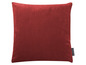 Un coussin en velours rouge de Magma.