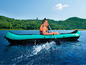 Un homme pagaye dans un kayak gonflable de la marque Hydro-Force.