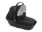 Un siège auto Chicco noir pour bébé.
