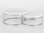 Deux tables rondes blanches de Echtwerk sur des pieds en métal.
