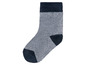 Une chaussette bleue avec un motif blanc et gris.