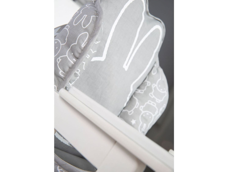 Une chaise haute grise avec un dossier en forme d'oreilles de lapin