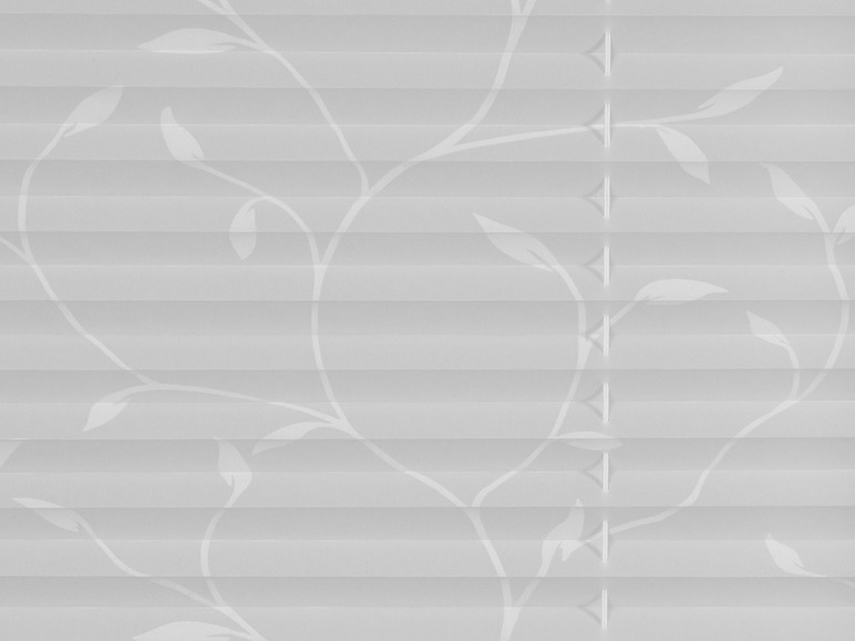 Stores plissés gris avec un motif de feuilles blanches.