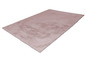 Un tapis en peluche rose.