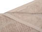 Serviette de bain beige avec un bord brodé.
