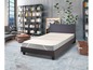 Un lit avec un protège-matelas dans une chambre à coucher moderne.