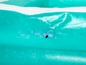 Une piscine gonflable turquoise avec une valve.