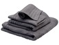 Une pile de serviettes grises.