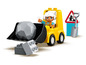 Une pelleteuse LEGO jaune avec un personnage, une grosse pierre et d'autres blocs de construction.