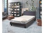 Un lit avec un protège-matelas et une tête de lit.
