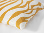 Un coussin avec un motif rayé dans des tons jaunes et blancs.