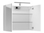 Une armoire de salle de bain blanche avec des portes en miroir et un éclairage