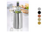 Un seau à vin en acier inoxydable avec une bouteille de vin blanc.
