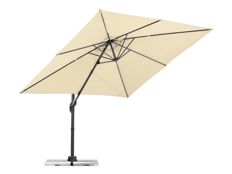 Un parasol de jardin beige avec une base lourde.
