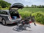 Une voiture avec le coffre ouvert, sur laquelle deux vélos sont fixés.