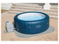 Un jacuzzi gonflable Lay-Z-Spa avec une pompe.