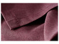 Gros plan sur un sac en tissu bordeaux.