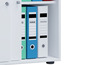 Une armoire blanche avec des classeurs bleus et verts, étiquetés 'Famille' et 'Assurance'.