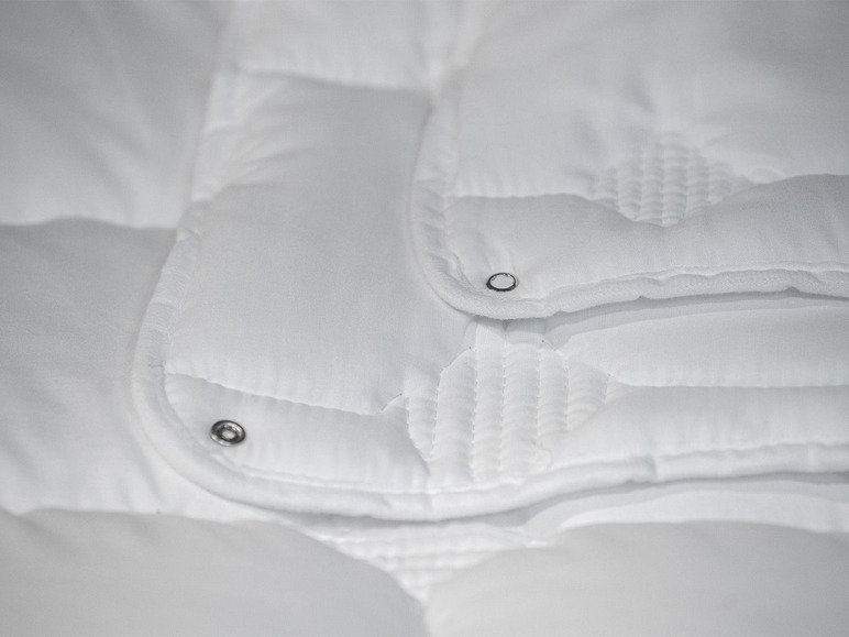 Couette blanche avec boutons.