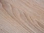 Gros plan sur une surface en bois avec un grain visible.