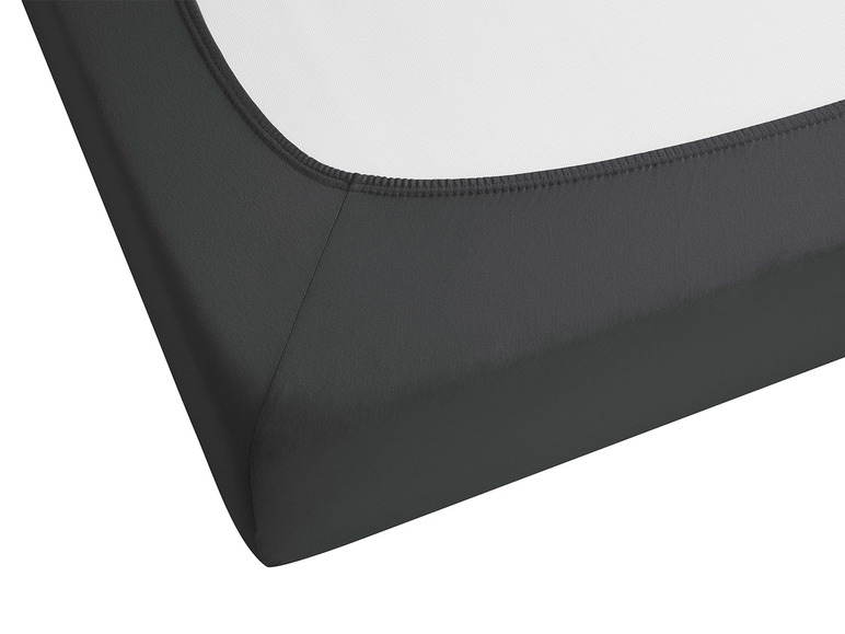 Un drap housse gris foncé pour un matelas.