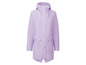Un imperméable lilas à capuche.
