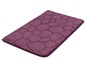 Un tapis de bain violet avec un motif de pierre.