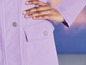 Un imperméable violet avec une poche et un bouton
