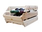 Une caisse en bois avec des bouteilles de vin.