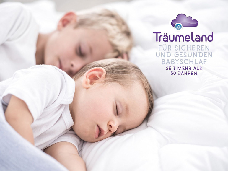 Deux enfants dorment dans un lit avec le logo Träumeland pour un sommeil sûr et sain du bébé.
