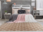 Tapis beige à motif géométrique dans une chambre à coucher avec un lit blanc.