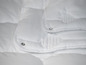 Couette blanche avec boutons.