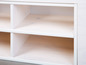 Étagère en bois blanc avec des étagères ouvertes.